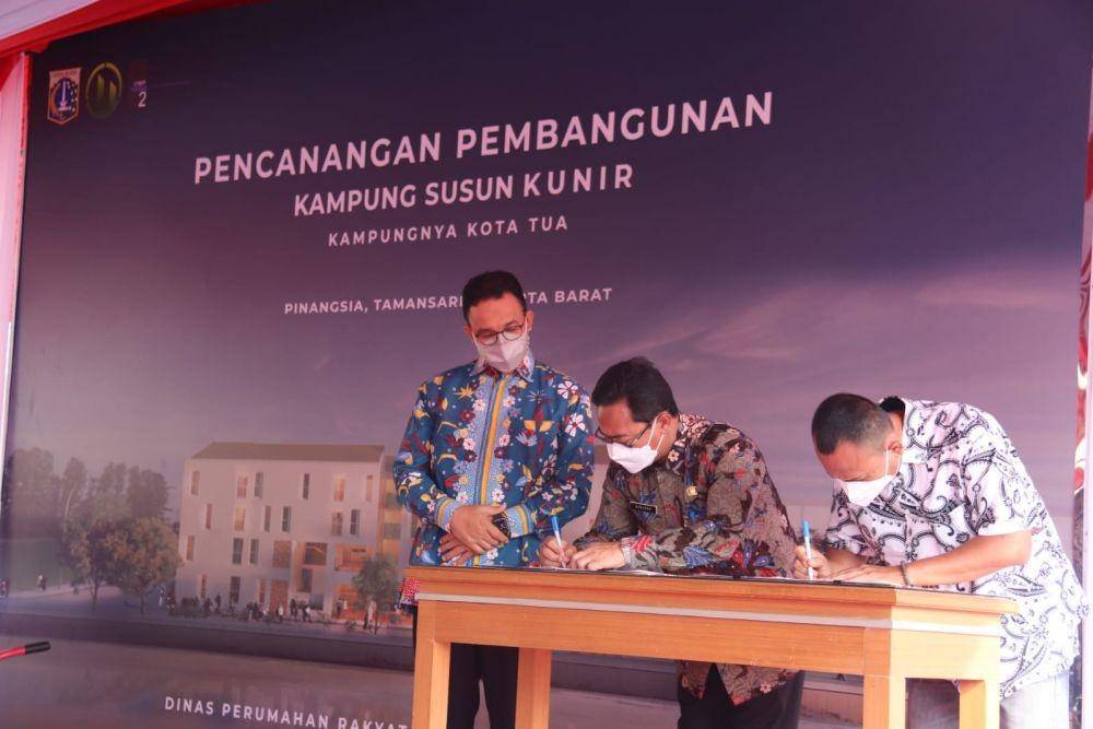 Gubernur Provinsi DKI Jakarta, Anies Baswedan, meresmikan pencanangan pembangunan Kampung Susun, Kampung Kunir, di Pinangsia, Taman Sari, Jakarta Barat, pada Kamis (14/10/2021). (dok. Pemprov DKI Jakarta)