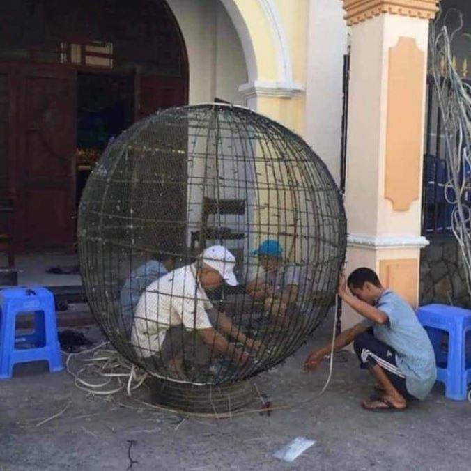 potret terjebak di tempat umum (instagram.com/yuktertawa)