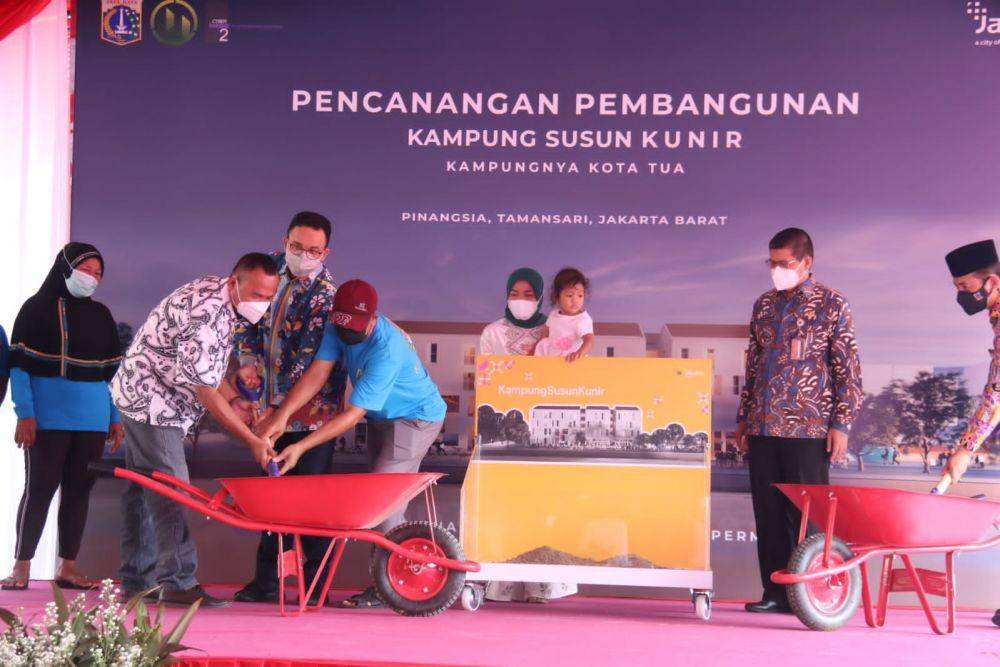 Gubernur Provinsi DKI Jakarta, Anies Baswedan, meresmikan pencanangan pembangunan Kampung Susun, Kampung Kunir, di Pinangsia, Taman Sari, Jakarta Barat, pada Kamis (14/10/2021). (dok. Pemprov DKI Jakarta)