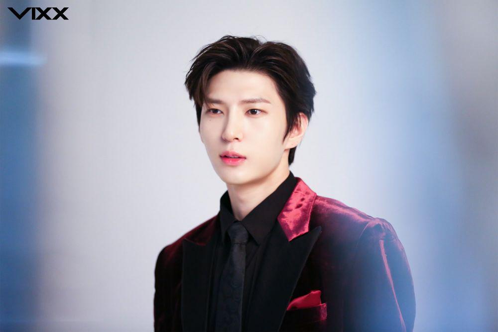 Leo saat pemotretan resmi Jellyfish (m.post.naver.com/Official Jellyfish Post)