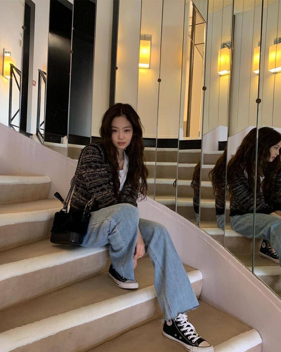 Bawahan celana jeans Jennie (instagram.com/jennierubyjane)