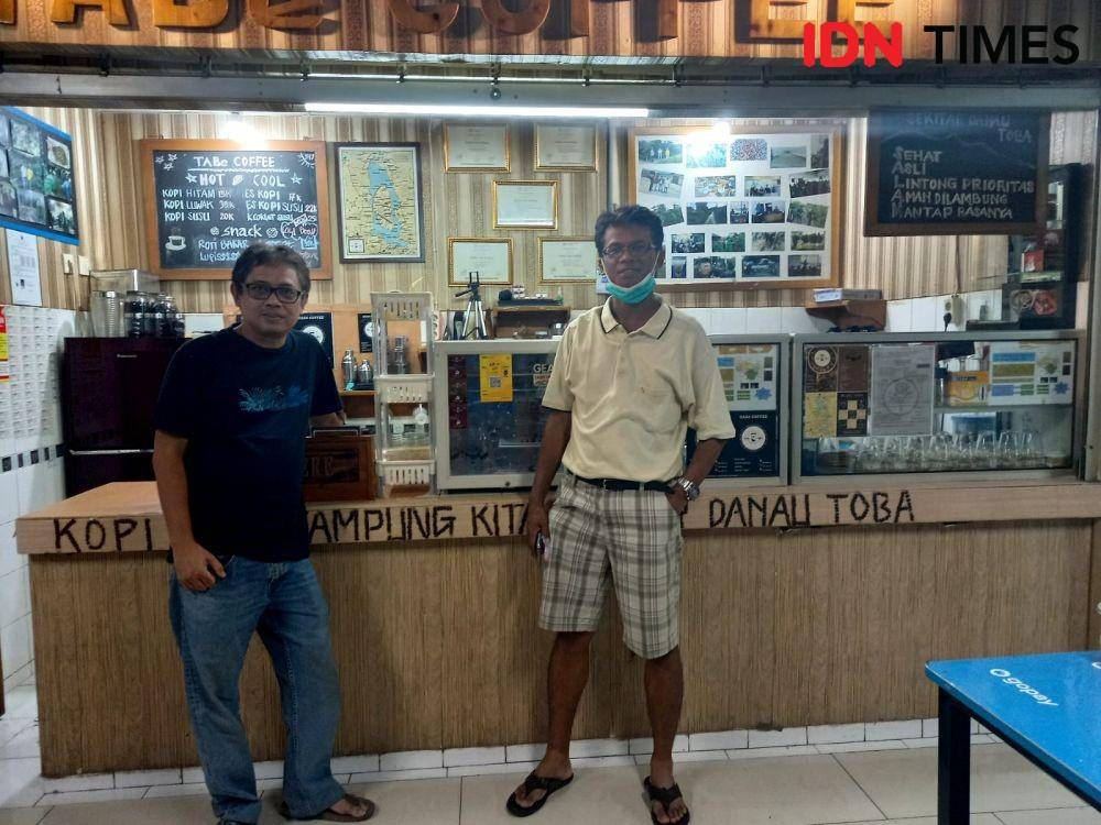 Eks Pegawai KPK Hotman Tambunan di Kedai Kopi Tabe, Plaza Blok M Square, Kebayoran Baru, Jakarta Selatan (IDN Times/Aryodamar)