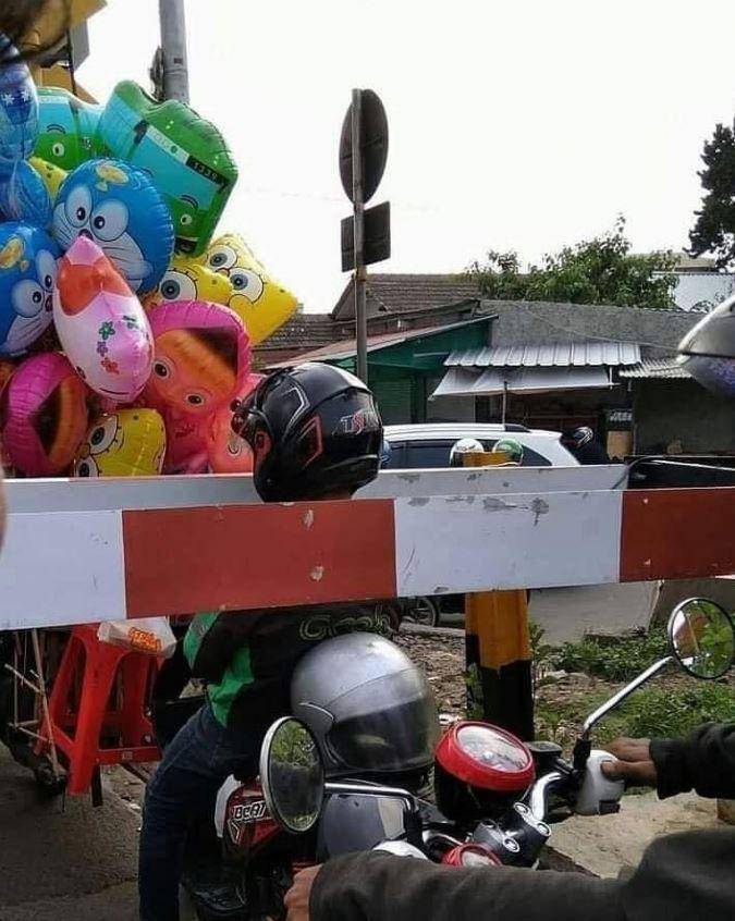 potret terjebak di tempat umum (instagram.com/newdramaojol.id)