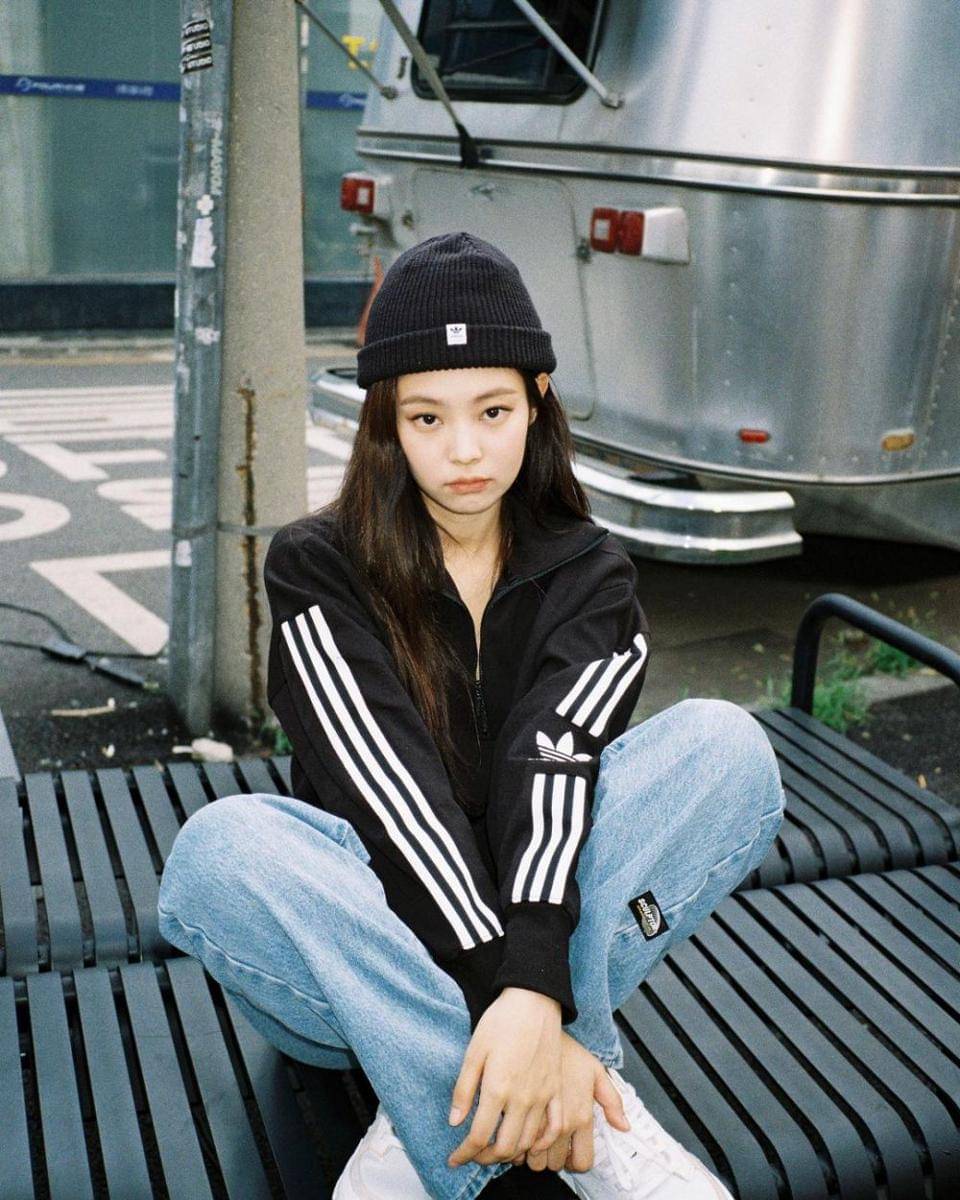 Bawahan celana jeans Jennie (instagram.com/jennierubyjane)