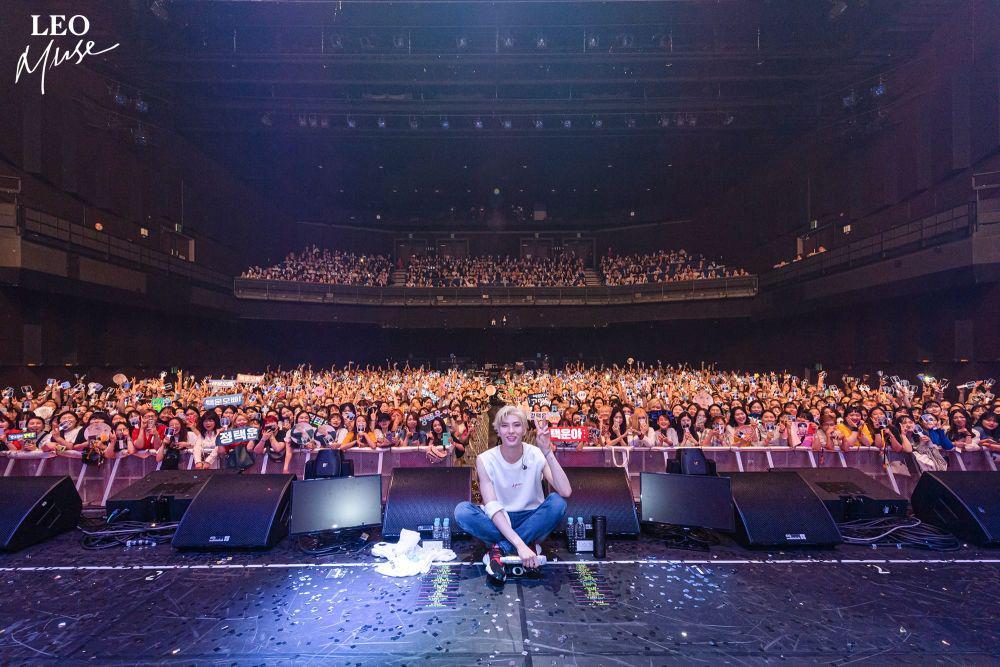 Leo dalam showcase Muse (m.post.naver.com/Official Jellyfish Post)