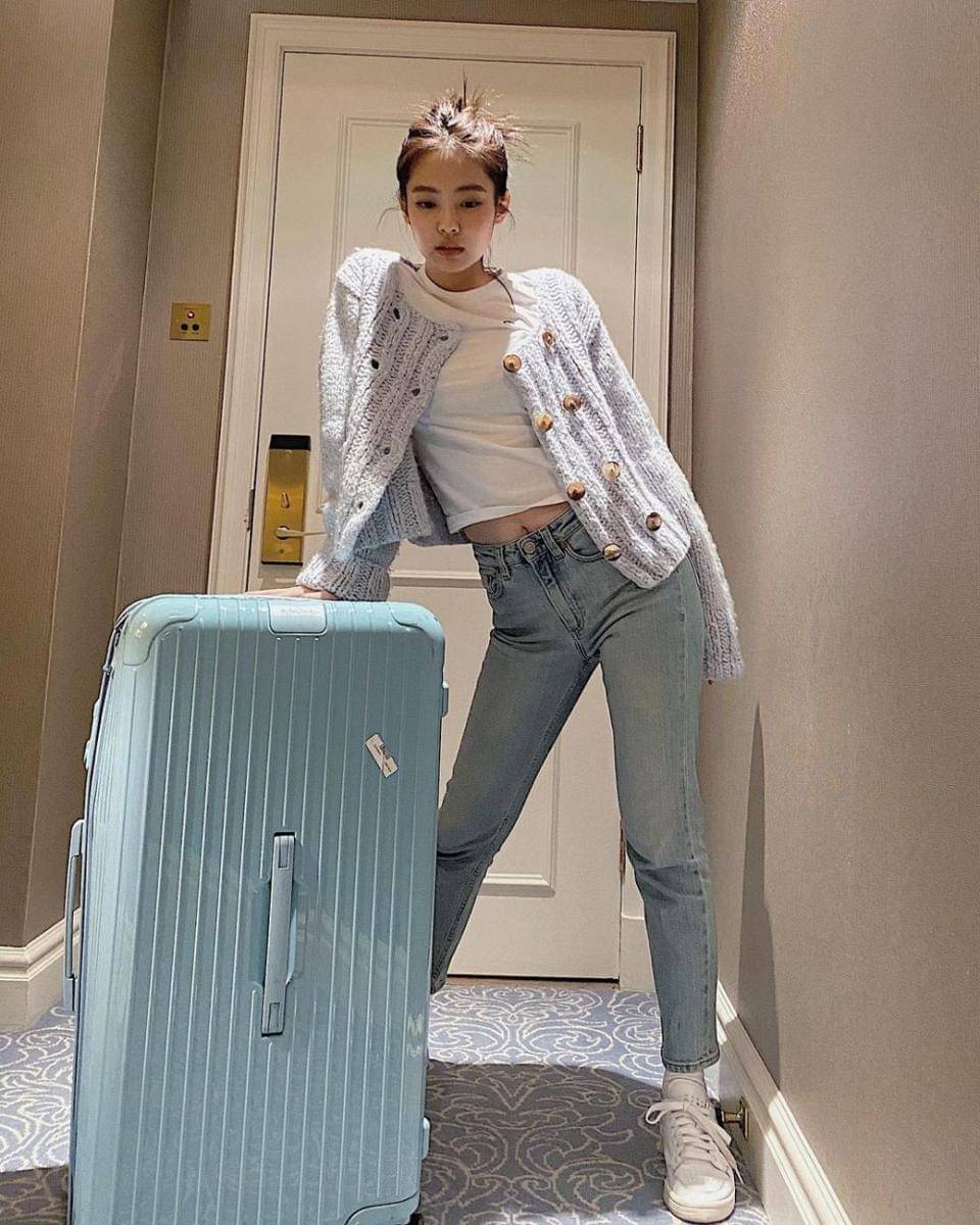 Bawahan celana jeans Jennie (instagram.com/jennierubyjane)