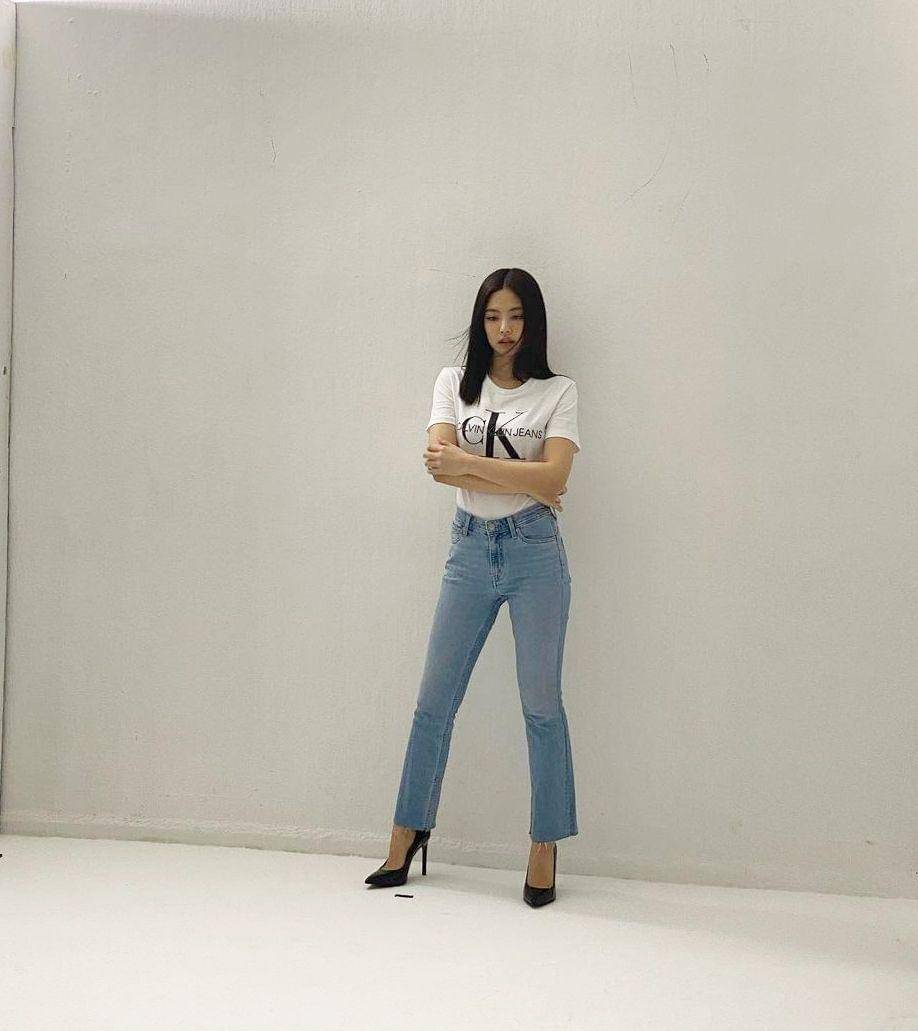 Bawahan celana jeans Jennie (instagram.com/jennierubyjane)