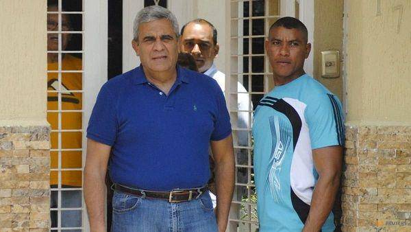 Mantan Menteri Pertahanan Venezuela, Raul Baduel (baju biru). (Twitter.com/AndyVermaut)