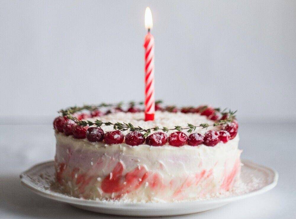 ilustrasi white cake and bavarian (unsplash.com/Dilyara Garifullina)