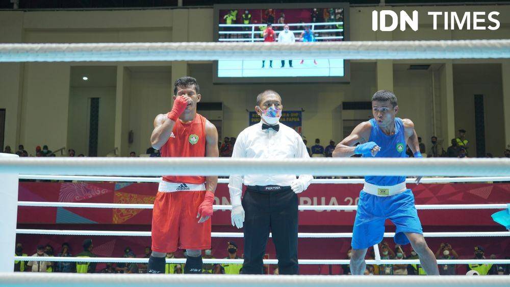Petinju DKI Jakarta, Matias Mandiangan meraih medali emas pada PON XX Papua. (IDN Times/Tata Firza).