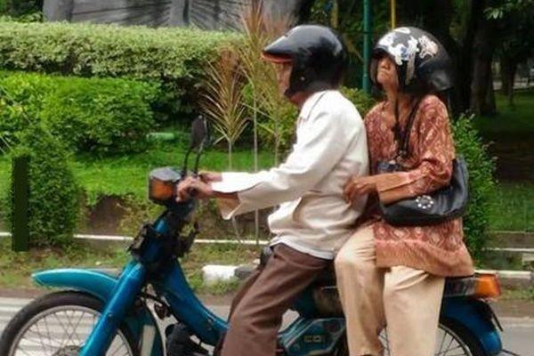 10 Potret Emak-emak Salah Pakai Helm Ini Bikin Ngakak, Kebalik Bu!