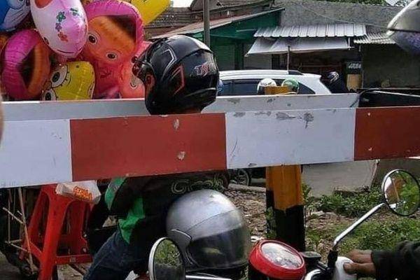 potret terjebak di tempat umum (instagram.com/newdramaojol.id)