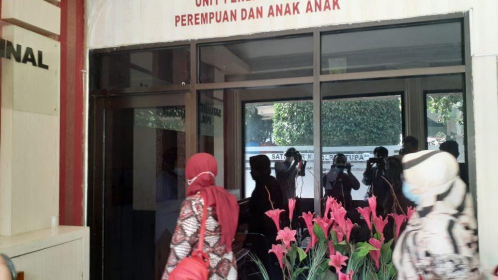 Sejumlah petugas Dinsos Tuban saat mendampingi korban pencabulan melapor ke polisi. IDN Times/Imron