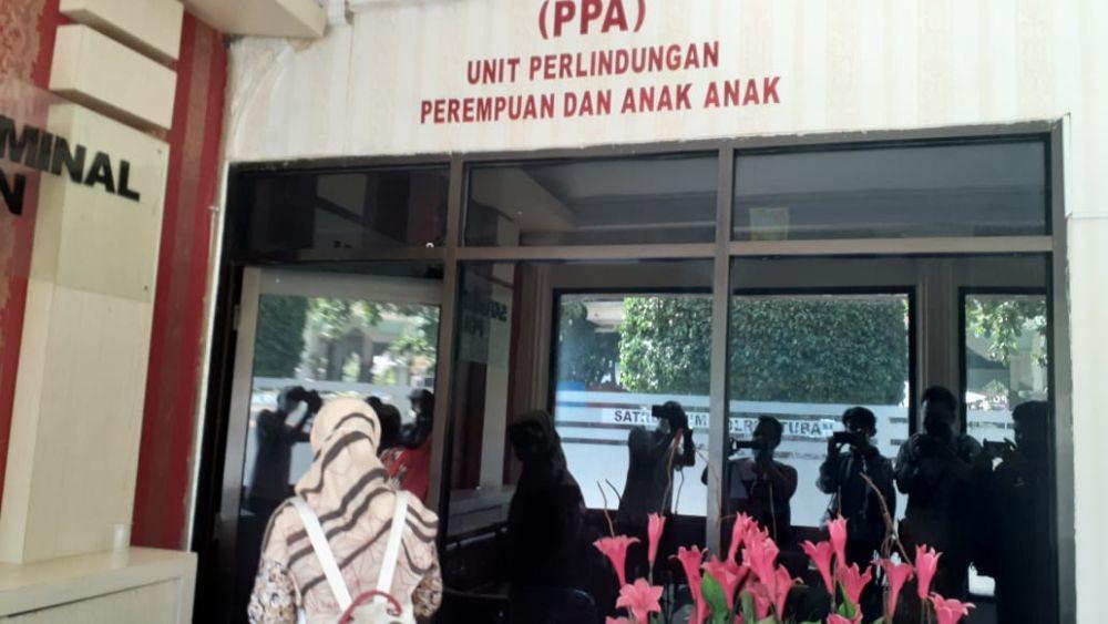 Sejumlah petugas Dinsos Tuban saat mendampingi korban pencabulan melapor ke polisi. IDN Times/Imron