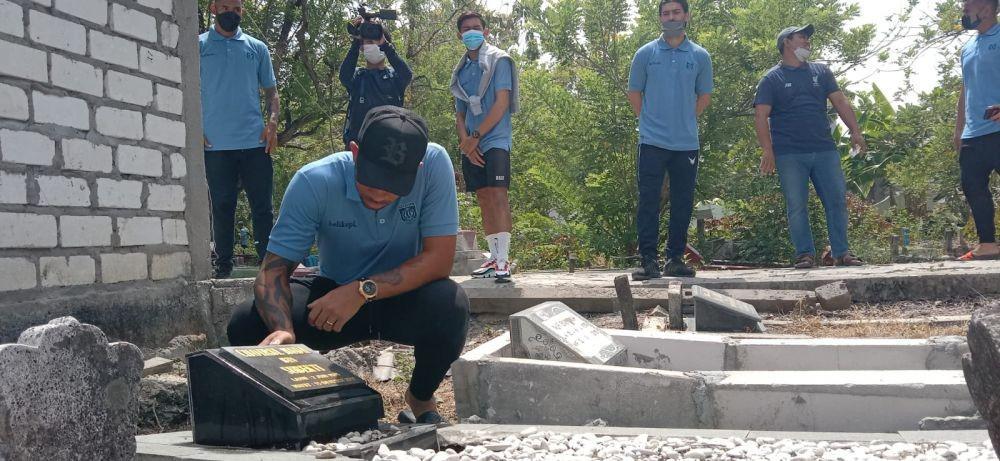 Tambah Semangat Pemain, Skuat Persela Ziarah ke Makam Choirul Huda