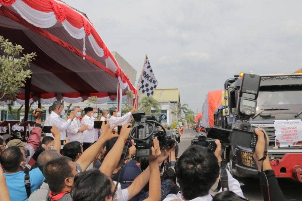 Pelepasan kereta LRT Jabodebek dari kantor pusat PT INKA di Kota Madiun, Kamis (14/10/2021). Dok.IDN Times/Istimewa