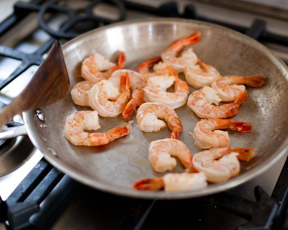 Ilustrasi memasak udang (thekitchn.com)