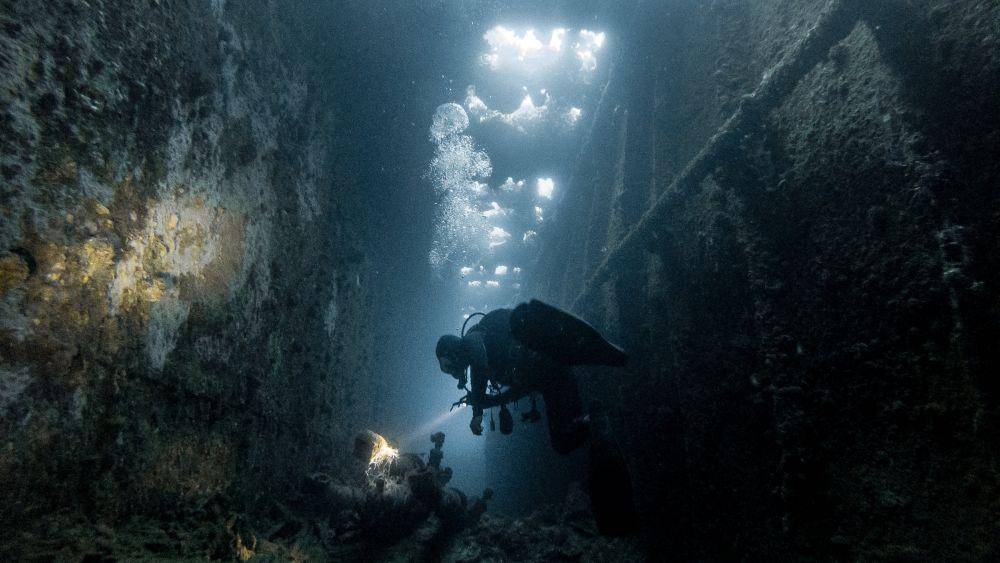 ilustrasi wreck diving (unsplash.com/MerekOkon)