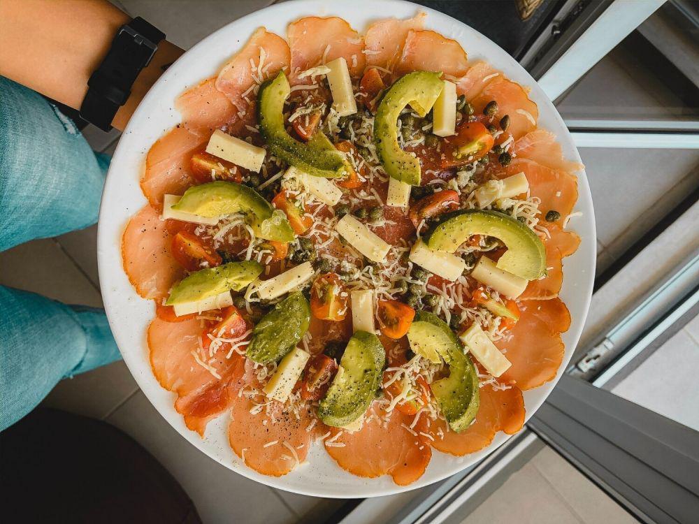ilustrasi salmon carpaccio (unsplash.com/Mel Elías)