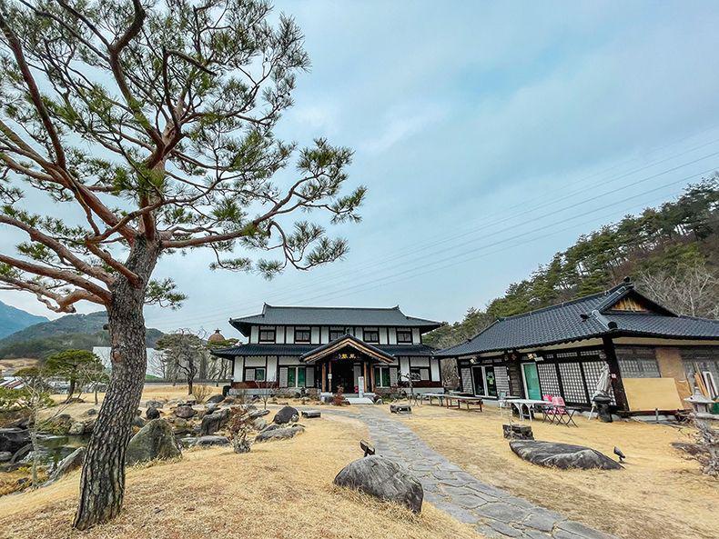 bekas set film My Way yang kini dijadikan restoran dan penginapan (gyeongnam.go.kr)