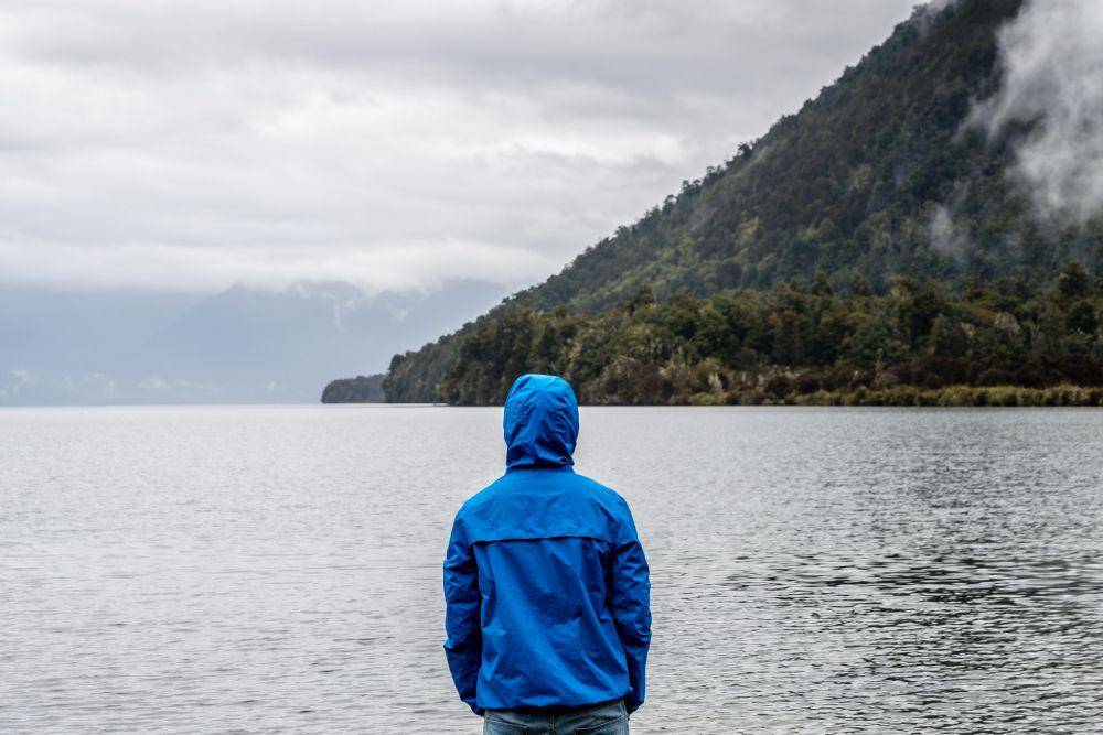 ilustrasi jaket parasut (pexels.com/Gabriela)