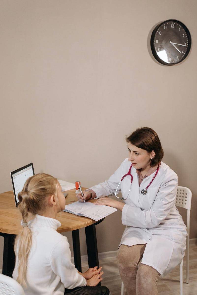 ilustrasi pasien anak sedang konsultasi dengan dokter (pexels.com/Pavel Danilyuk)