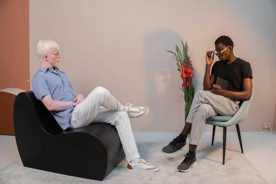 ilustrasi berbicara dengan teman (pexels.com/gabby-k)