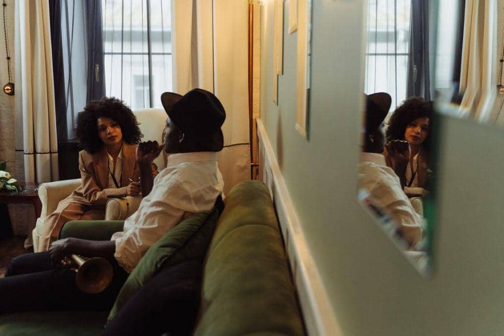 ilustrasi menanyai teman (pexels.com/cottonbro)