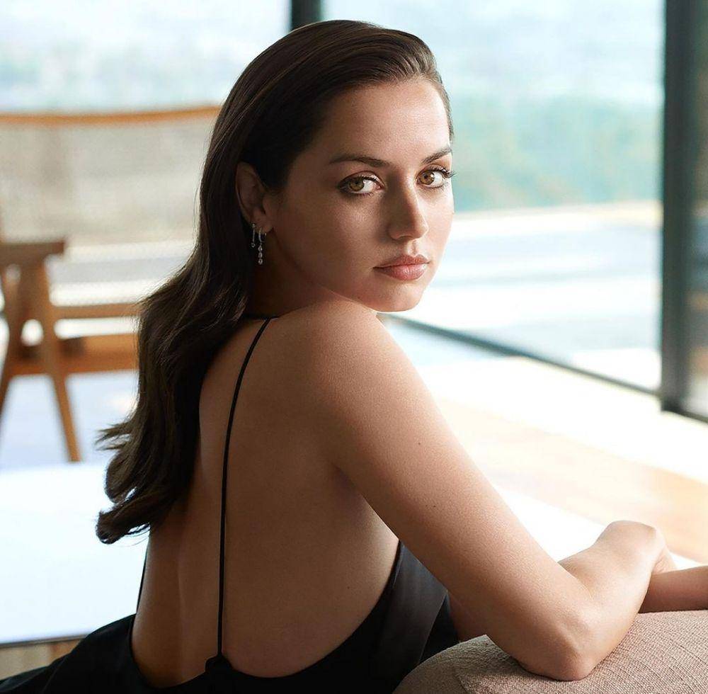 Ana D Armas (instagram.com/ana_d_armas)