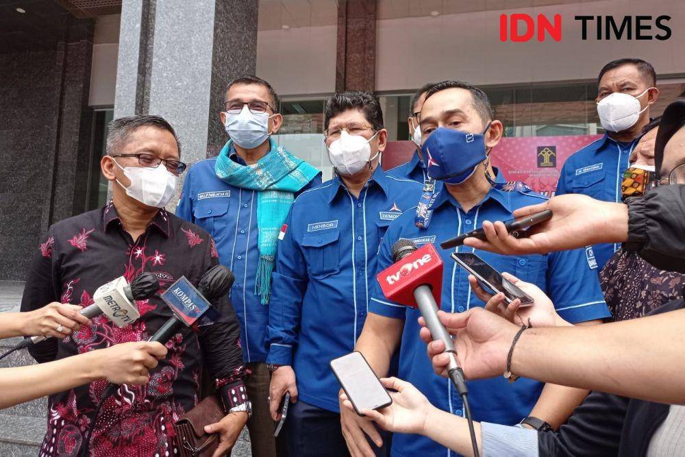 Sejumlah kader Partai Demokrat datang ke Kementerian Hukum dan HAM (Kemenkumham), Jakarta Selatan, Kamis (14/10/2021). (IDN Times/Sachril Agustin)
