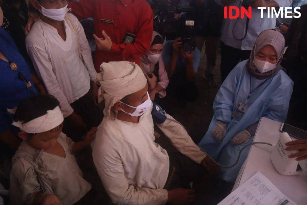 Vaksinasi warga Baduy pada Kamis (14/10/2021). (IDN Times/Muhammad Iqbal)