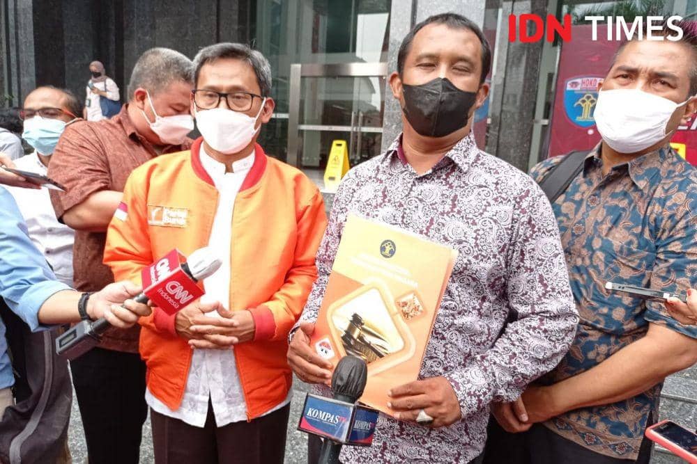 Wakil Presiden Partai Buruh, Agus Supriyadi, Sekretaris Jenderal Partai Buruh, Ferri Nurzali, dan Ketua Mahkamah Partai Buruh, Riden Hatam Azis, dan sejumlah kader lainnya, mendatangi Kemenkumham, Kamis (14/10/2021). (IDN Times/Sachril Agustin)