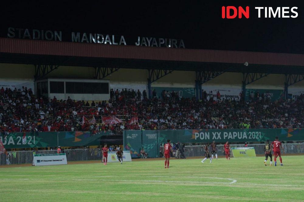 Papua berhasil meraih emas di cabang olahraga sepak bola putra PON XX usai menundukkan Aceh dengan skor 2-0, Kamis (14/10/2021). (IDN Times/Tata Firza).