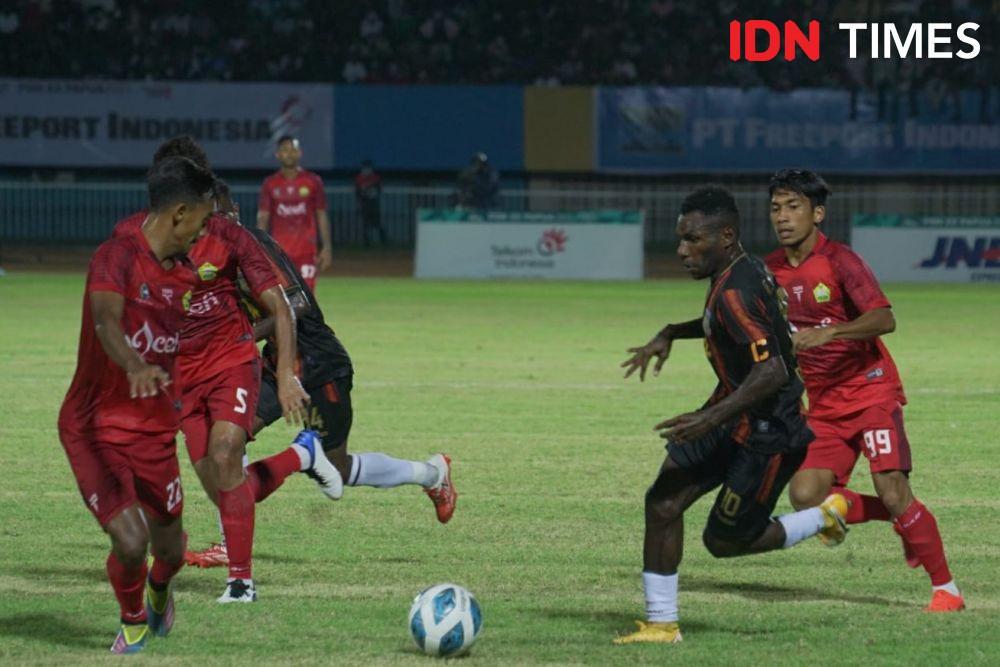 Papua berhasil meraih emas di cabang olahraga sepak bola putra PON XX usai menundukkan Aceh dengan skor 2-0, Kamis (14/10/2021). (IDN Times/Tata Firza).