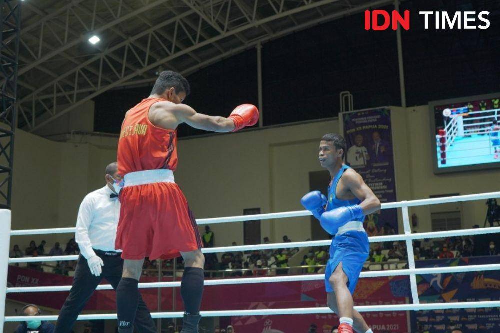 Petinju DKI Jakarta, Matias Mandiangan meraih medali emas pada PON XX Papua. (IDN Times/Tata Firza).