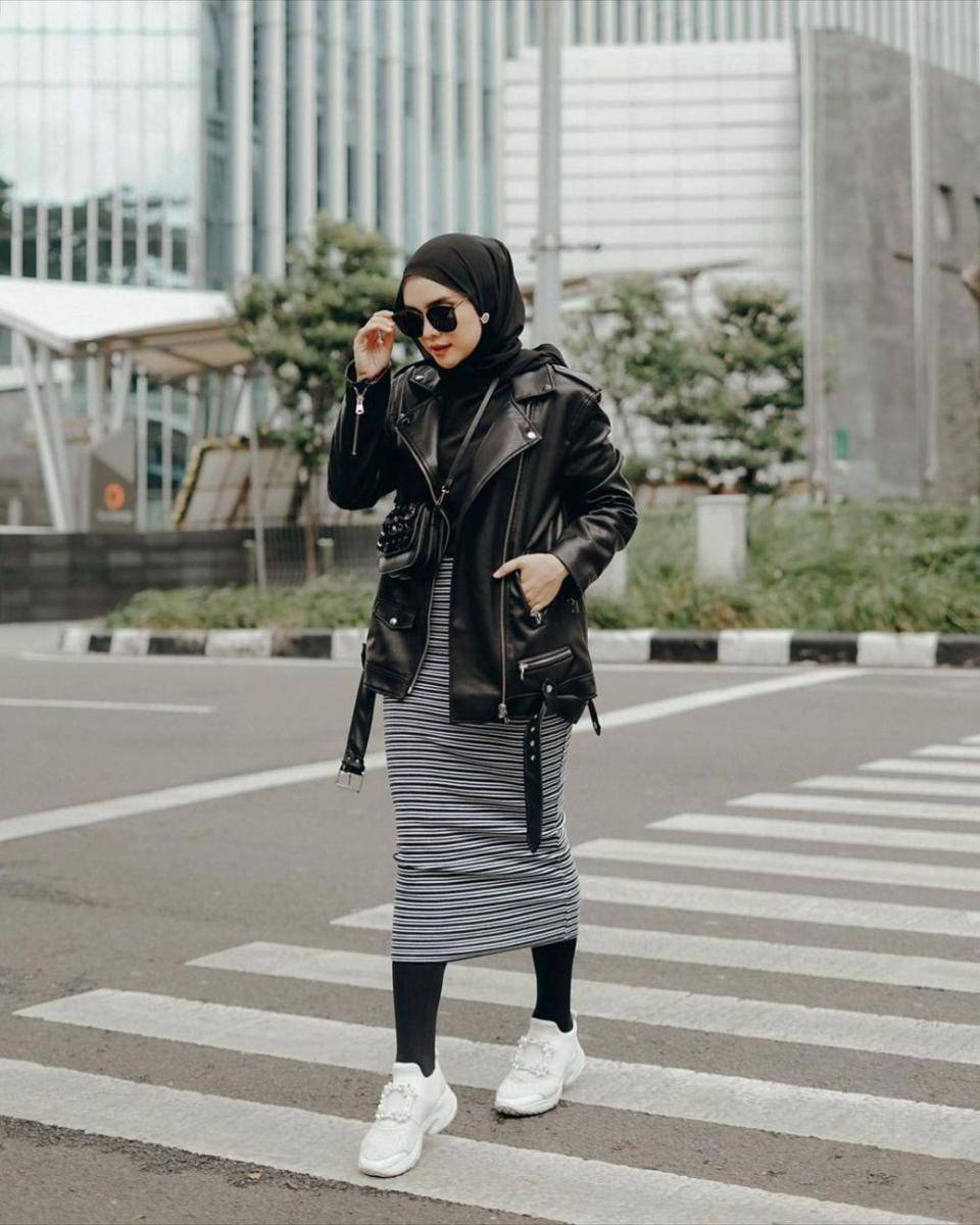 Padu Padan Hijab dan Rok Midi (instagram.com/tiqasya)