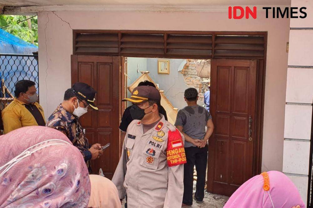 Crane Jatuh di Depok pada Jumat (15/10/2021). (IDN Times/Dicky)