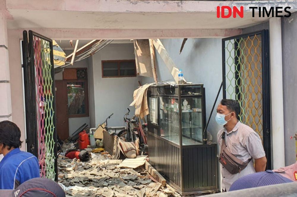 Crane Jatuh di Depok pada Jumat (15/10/2021). (IDN Times/Dicky)