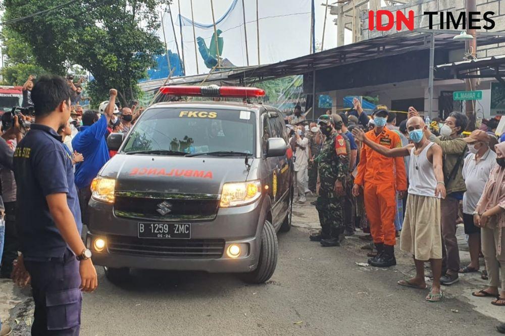 Kondisi Rumah yang kena crane Jatuh di Depok pada Jumat (15/10/2021). (IDN Times/Dicky)