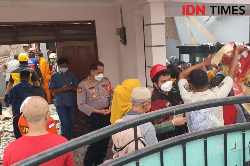 Kondisi Rumah yang kena crane Jatuh di Depok pada Jumat (15/10/2021). (IDN Times/Dicky)