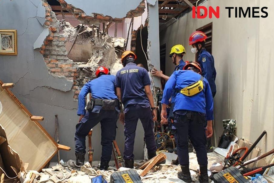 Kondisi Rumah yang kena crane Jatuh di Depok pada Jumat (15/10/2021). (IDN Times/Dicky)