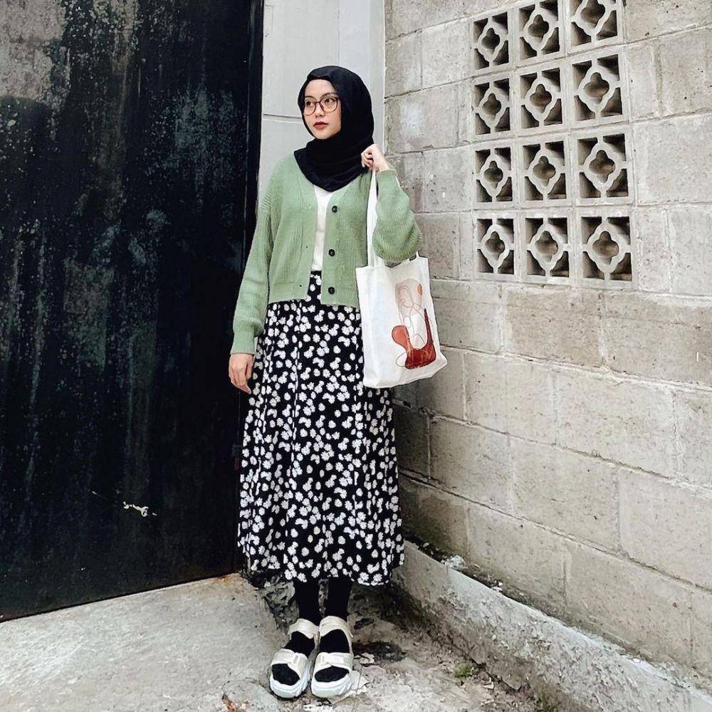 Padu Padan Hijab dan Rok Midi (instagram.com/refinahabilia)