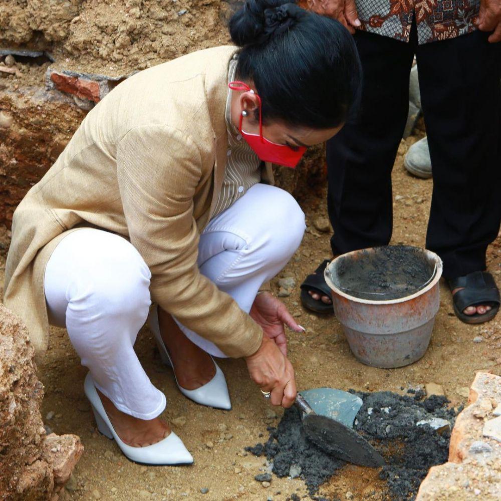 potret Krisdayanti dengan warga desa di Malang (instagram.com/krisdayantilemos)