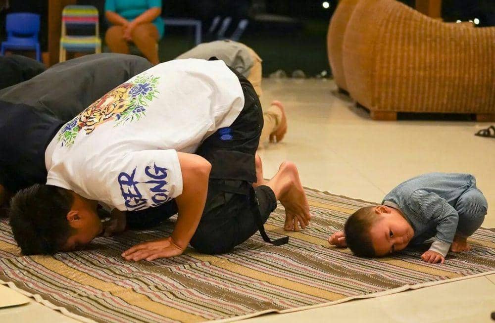 Kecil-Kecil Saleh, 9 Potret Gemas Kiano Belajar Salat!