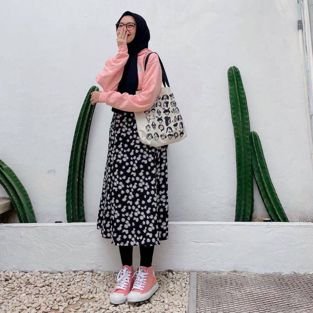 Padu Padan Hijab dan Rok Midi (instagram.com/refinahabilia)