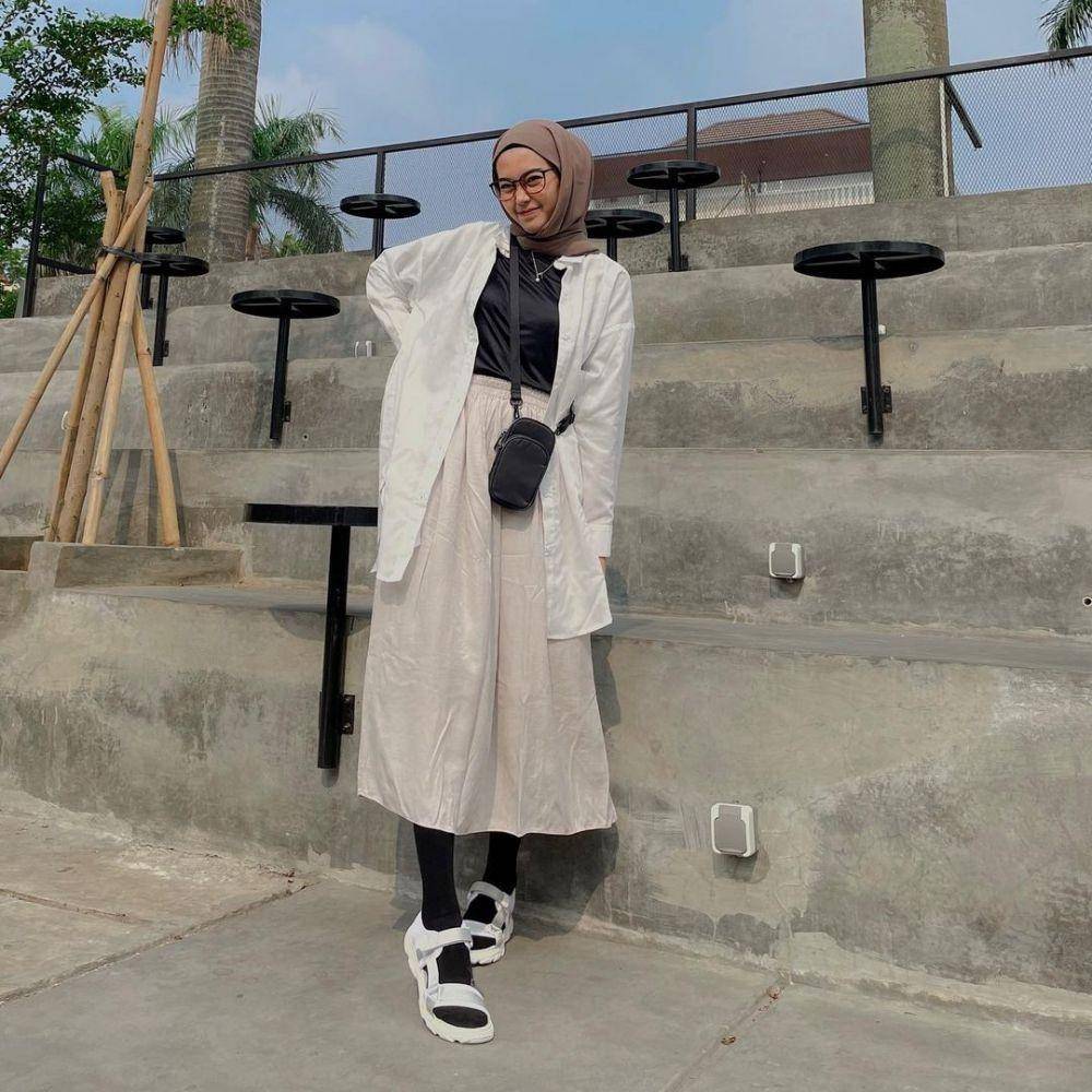Padu Padan Hijab dan Rok Midi (instagram.com/refinahabilia)