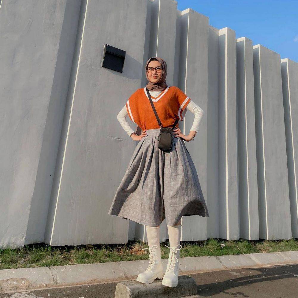 Padu Padan Hijab dan Rok Midi (instagram.com/refinahabilia)