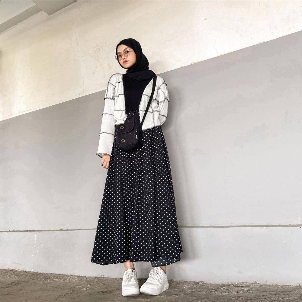 Padu Padan Hijab dan Rok Midi (instagram.com/wandahamidah_h)