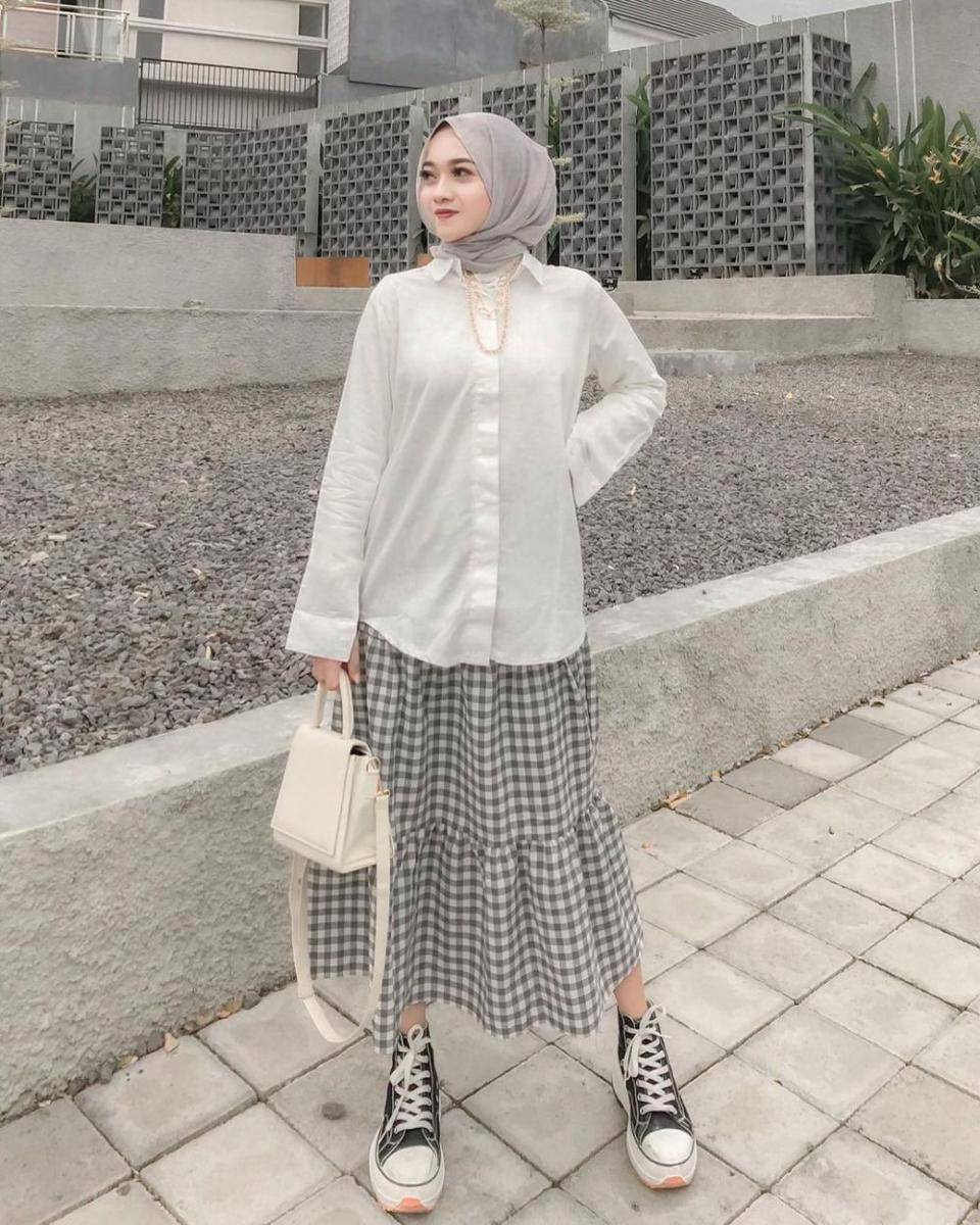 Padu Padan Hijab dan Rok Midi (instagram.com/hanifadl_)