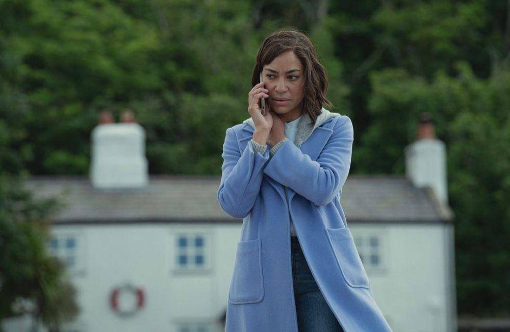 Cush Jumbo di serial Stay Close (instagram.com/richardcarmitage)